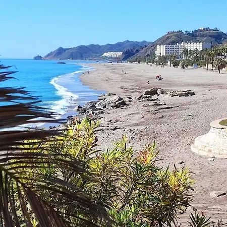 Con Vistas Al Mar Y La Montana En