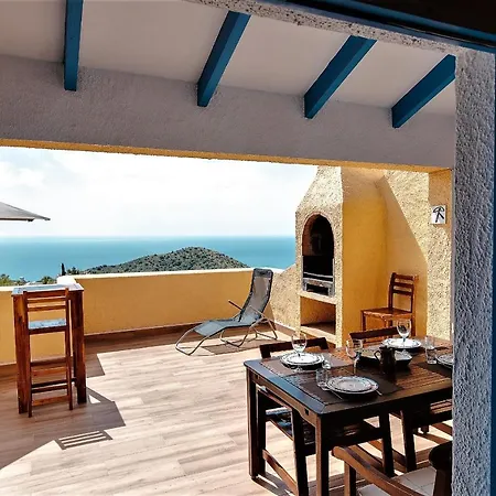 House With Terrace, Amazing Views And Private Shared Pool Holiday home
