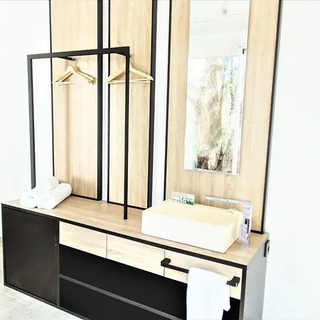 Botaniq Boutique *