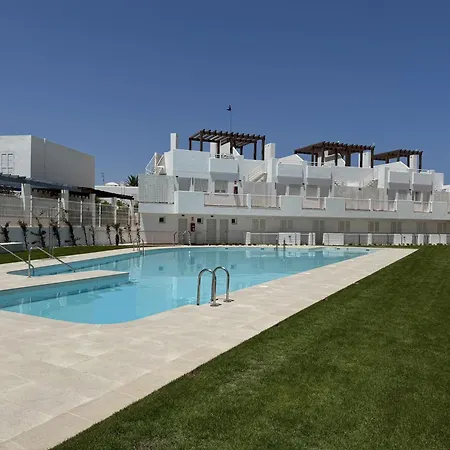 Con Piscina Frente Al Mar En Playa *