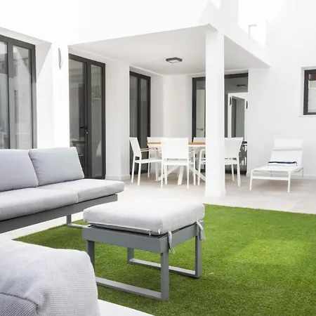Apartment Bajo Con Patio, Calle Canada Aguilar 10 *