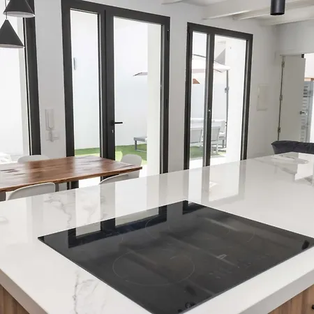 Apartment Bajo Con Patio, Calle Canada Aguilar 10 *